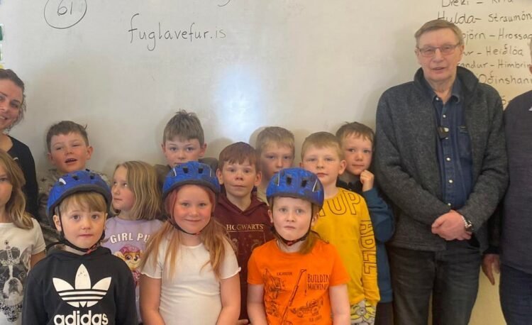 Kiwanisklúbburinn Herðubreið gaf 1. bekk reiðhjólahjálma