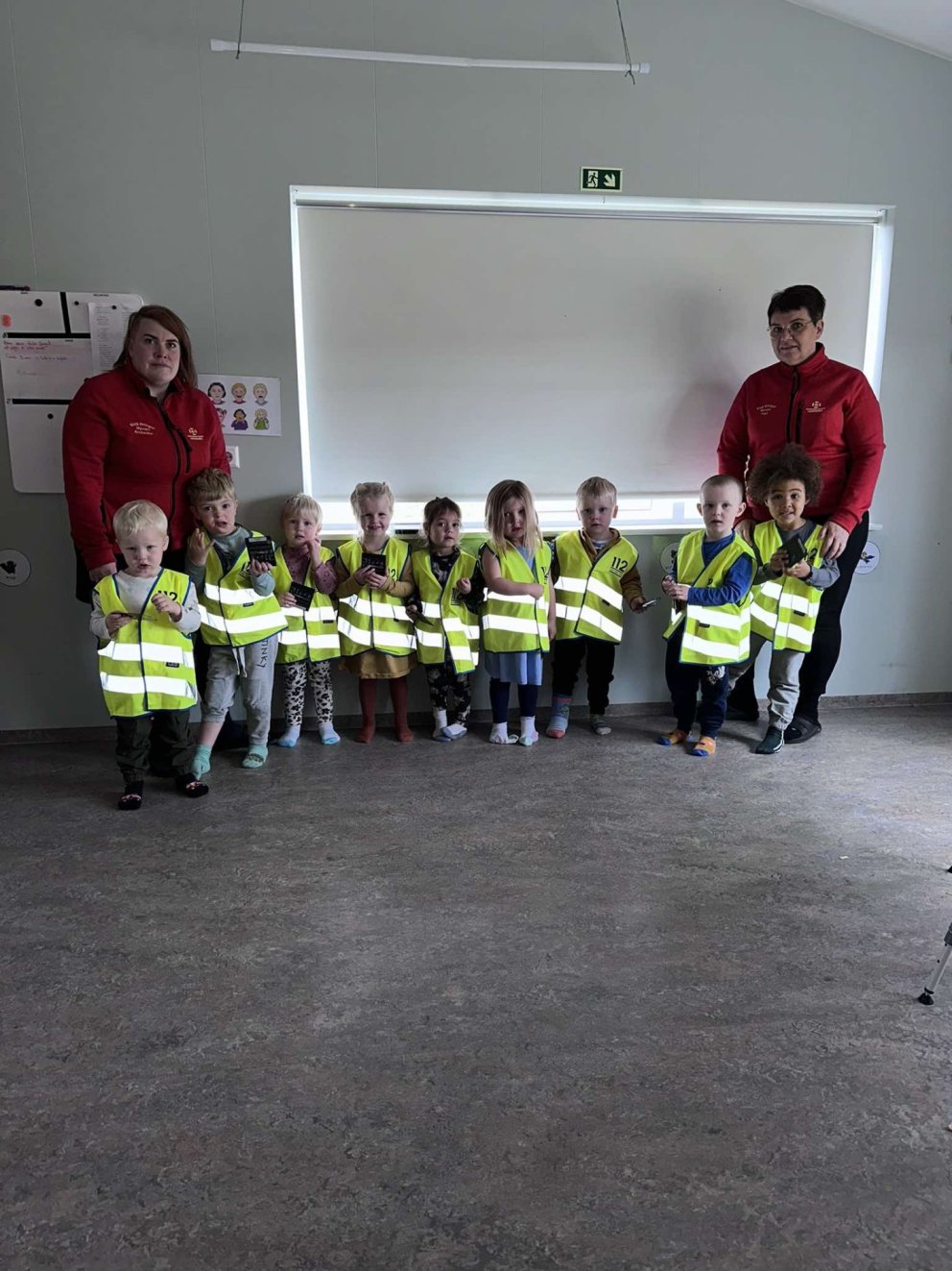 Slysavarnardeildin Hringur gefur leikskólanum endurskinsvesti