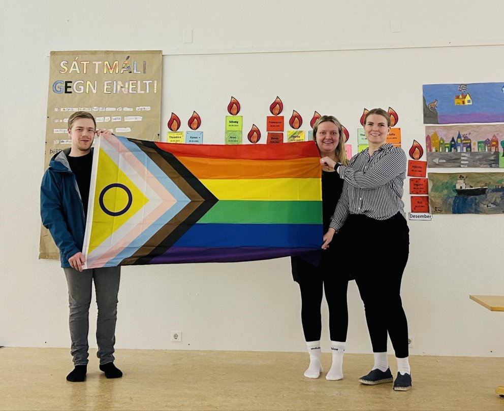 Mynd: Sylvía Ósk

Hjördís skólastjóri tekur á móti fána fjölbreytileikans, gjöf frá Foreldrafélagi…