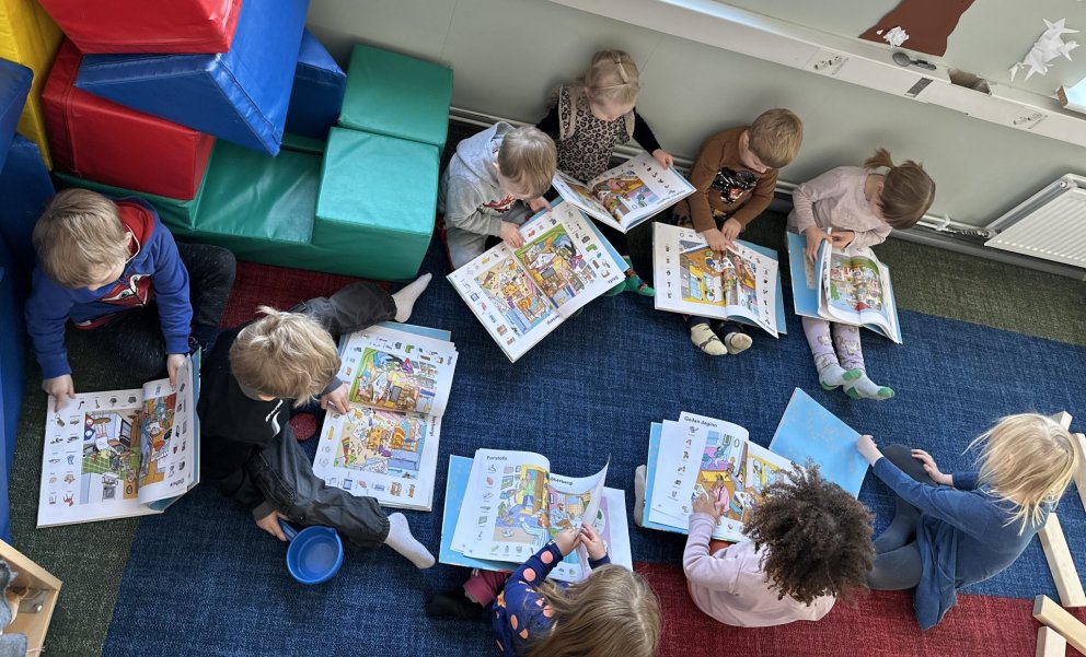 Nemendur spenntir að skoða nýju bækurnar sínar