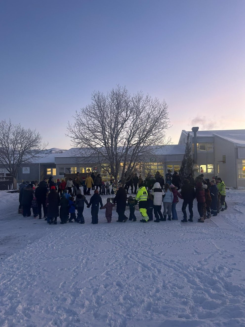 Kveikt á jólaljósum og dansað í kringum tré