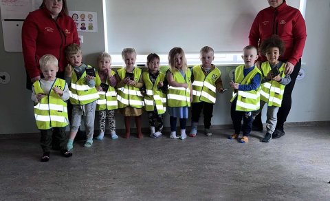 Slysavarnardeildin Hringur gefur leikskólanum endurskinsvesti