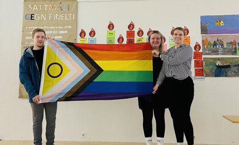 Mynd: Sylvía Ósk

Hjördís skólastjóri tekur á móti fána fjölbreytileikans, gjöf frá Foreldrafélagi…