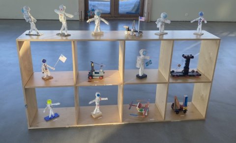 Hér má sjá hluta þeirra verka sem nemendur Reykjahlíðarskóla eiga á listasýningunni á gestastofu Gíg…