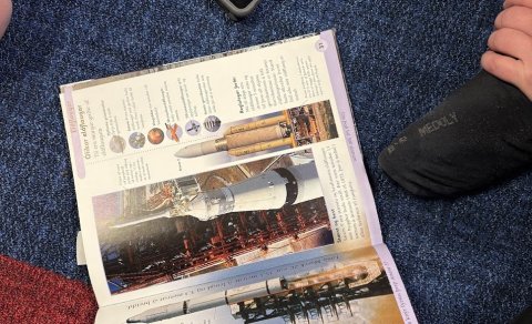 Krakkarnir á Kröflu fræðast um geimflaugar