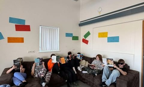 Hluti nemenda í 5.og 6. bekk að lesa bækur Þorgríms Þráinssonar.