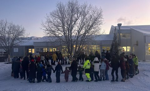 Kveikt á jólaljósum og dansað í kringum tré